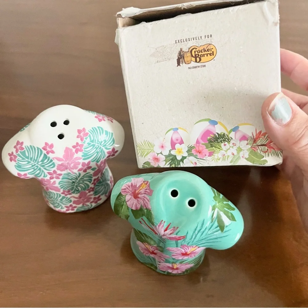 Cracker Barrel Hawaiian Aloha Shirts Salt and Pepper Shakers Set Hibiscus Leaves - Picture 3 of 6